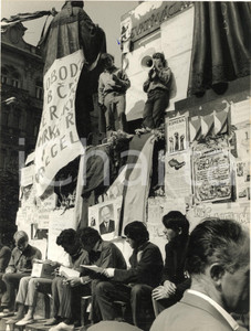 1968 PRIMAVERA DI PRAGA Manifestazione di giovani nella CittÃ  Vecchia *Foto Fotografia d'epoca.  CONDIZIONI: G FORMATO: 18x24 cm     originale e autentica 1