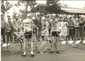 1957 GIRO D'ITALIA Squadra LEGNANO - Nello FABBRI Ugo MASSOCCO attendono l'auto Fotografia d'epoca con didascalia coeva. CONDIZIONI: G (lieve sovraimpressione)FORMATO: 18x13 cm    originale e autentica 1