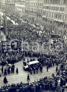 1958 ROMA Folla ai funerali di Giuseppe ROMITA - "Uno scandalo per Lili" *Foto Fotografia d'epoca con didascalia coeva.Visibile la pubblicit&agrave; dello spettacolo con Ugo Tognazzi e Lauretta Masiero.  CONDIZIONI: G  FORMATO: 13x18 cm     originale e autentica 1