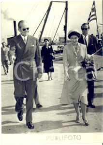 1953 NAPOLI Re Paolo e Federica di Grecia sbarcano da nave "Navarrino" *Foto Fotografia d'epoca, con didascalia coeva al verso. CONDIZIONI: G FORMATO: 13x18 cm     originale e autentica 1