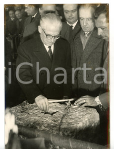 1959 ROMA Via di Valle Melaina - Giovanni GRONCHI inaugura costruzione case FFSS Fotografia d'epoca con didascalia coeva al verso. CONDIZIONI: FAIR (alone al margine superiore)FORMATO: 13x18 cm     originale e autentica 1