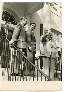 1959 WASHINGTON DC BLAIR HOUSE Nikita KRUSCIOV Segretario partito comunista URSS Fotografia d'epoca con didascalia coeva al verso. CONDIZIONI: FAIR (bassa qualit&agrave; di stampa; lieve ondulatura al margine inferiore)FORMATO: 13x18 cm     originale e autentica 1