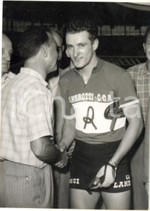 1955 CICLISMO MILANO - Valentino GASPARELLA record mondiale 500 metri *Foto  Fotografia d'epoca con didascalia coeva al verso.    CONDIZIONI: G FORMATO: 13x18 cm     originale e autentica 1