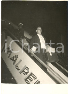 Fotografia d epoca originale 1955 MILANO Arrivo calciatore Leonardo COLELLA Nardo acquistato dalla JUVENTUS 1