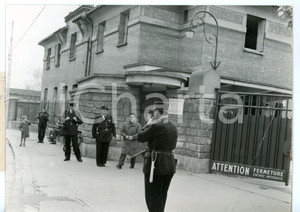1961 OSPEDALE DI MONTFERMEIL Pattugliamento Polizia dopo attentato *DANNEGGIATA Fotografia d'epoca con didascalia coeva al verso. CONDIZIONI: VERY POOR (piegatura al margine destro)FORMATO: 18x13 cm     originale e autentica 1