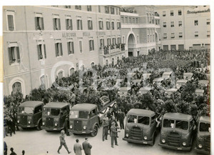 1955 DISASTRO DI MORGNANO I solenni funerali dei minatori *Foto 18x13 cm Fotografia d'epoca con didascalia coeva al verso. CONDIZIONI: G (ma piccola sovraimpressione al margine destro)FORMATO: 18x13 cm     originale e autentica 1