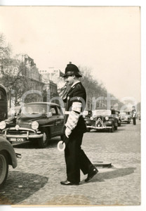 1954 PARIS Pizzardone dirige il traffico con la paletta *Foto 13x18 cm