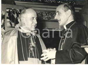 1963 MILANO Mons. Giovanni COLOMBO con il card. Giovanni Battista MONTINI *Foto Fotografia d'epoca con didascalia coeva al verso, che mostra il futuro papa Paolo VI. CONDIZIONI: FAIR (graffi centrali)FORMATO: 18x13 cm     originale e autentica 1