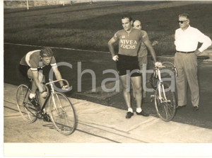 1955 CICLISMO DALMINE Angelo FARINA osserva Leandro FAGGIN in allenamento