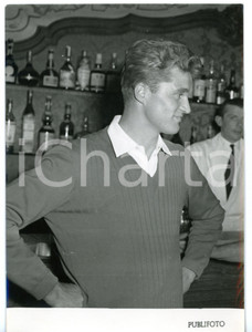 1955 TORINO CALCIO - JUVENTUS Nuovo acquisto Benito BOLDI *Foto 13x18 cm Fotografia d'epoca con didascalia coeva al verso. CONDIZIONI: G (ma lieve ondulatura al margine destro)FORMATO: 13x18 cm     originale e autentica 1