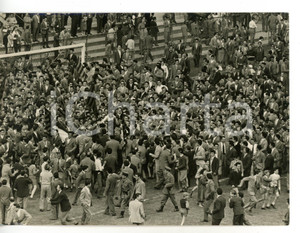 1957 CALCIO MILAN-ROMA 3-1 La folla invade il campo *Fotografia 18x13 cm Fotografia d'epoca con didascalia coeva al verso. CONDIZIONI: G (ma lieve piegatura al margine inferiore)FORMATO: 18x13 cm     originale e autentica 1