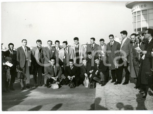 1959 ROMA CIAMPINO - CALCIO La NAZIONALE SPAGNOLA all'arrivo *Foto 18x13 cm Fotografia d'epoca con didascalia coeva al verso. CONDIZIONI: GFORMATO: 18x13 cm     originale e autentica 1