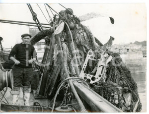 1954 PLYMOUTH Pescatore recupera relitto di un aeroplano con rete a strascico 