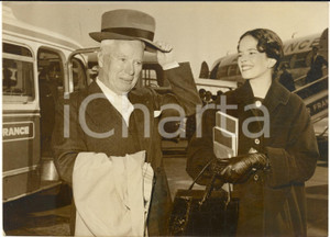 1959 PARIS ORLY Arrivo di Charlie CHAPLIN con la moglie Oona - Foto 18x13  Fotografia d'epoca con didascalia coeva al verso.   CONDIZIONI: FAIR (graffi al lato sinistro) FORMATO: 18x13 cm     originale e autentica 1