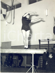 1955 GENOVA Campionati GINNASTICA ARTISTICA - Armida COSTA alla trave *Foto Fotografia d'epoca con didascalia coeva al verso. CONDIZIONI: G FORMATO: 18x24 cm     originale e autentica 1
