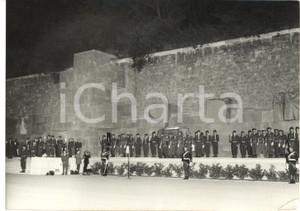 1960 MONT VALERIEN Inauguration du MÃ©morial - Transport des cercueils *Photo Fotografia d'epoca con didascalia coeva.  CONDIZIONI: FAIR ( piegatura angolare) FORMATO:  18x13 cm     originale e autentica 1
