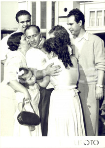 1956 NAPOLI Sbarco del personale dell' "Andrea Doria" dal "Conte Grande" *Foto Fotografia d'epoca con didascalia coeva.  CONDIZIONI: G FORMATO: 13x18 cm    originale e autentica 1