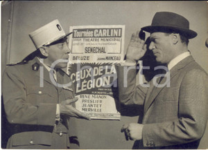 1957 PARIS BILLANCOURT Incontro tra FERNANDEL ed Eddie CONSTANTINE *Foto 18x13 Fotografia d'epoca con didascalia coeva.I due attori si erano incontrati presso gli studi di Billancourt durante la registrazione dei rispettivi film CONDIZIONI: G (ma lieve piegatura angolare) FORMATO:  18x13 cm    originale e autentica 1
