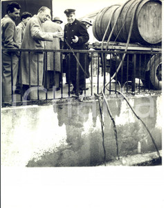 1959 MILANO Operazione "Cibi adulterati" - Annonaria getta cipolline nel canale Fotografia d'epoca con didascalia coeva al verso.La fotografia &egrave; scattata presso il Canale Redefossi. CONDIZIONI: FAIR (piegatura al margine inferiore e macchie di inchiostro)FORMATO: 18x24 cm     originale e autentica 1