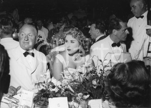 Agosto 1955 MONTECARLO Sporting d'Eté - Narriman SADIQ d'Egitto a cena (1) Foto 1955Fotografia vintage rara d'epoca.Timbro archivio Publifoto Genova al verso.FORMATO: 24x18 cm CONDIZIONI: FAIR (lievi increspature marginali e difetti di stampa)ICHARTA mette in vendita le stampe vintage della collezione Publifoto Genova, per la maggior parte inedita o in tiratura di pochi esemplari. Si tratta di un'ottima opportunit&agrave; di investimento per i collezionisti di fotografie d'epoca.    originale e autentica 1