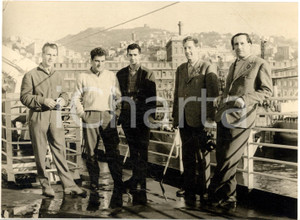 1957 ALPINISMO GENOVA Partenza spedizione trentina in Patagonia (2) Foto 18x13 Fotografia d'epoca con didascalia coeva al verso.Sono ritratti gli alpinisti: Luciano Eccher, Marino Stenico, Cesare Maestri, Bruno e Catullo Detassis.  CONDIZIONI: POOR (piegatura all'angolo superiore destro) FORMATO: 18x13 cm    originale e autentica 1