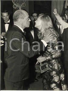 1967 VENEZIA Premiazione Mostra del Cinema - Luis BUÑUEL e Shirley KNIGHT *Foto