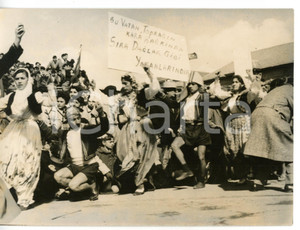 1959 NICOSIA Turchi ciprioti danzano in costume per il leader Fazil KUTCHUK Fotografia d'epoca con didascalia coeva al verso. CONDIZIONI: FAIR (bassa qualit&agrave; di stampa e lievi aloni)FORMATO: 18x13 cm     originale e autentica 1