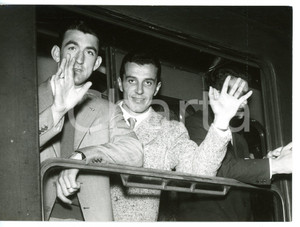 1954 MILANO MONDIALI CALCIO Eddie FIRMANI e Giorgio Ghezzi in partenza per BERNA Fotografia d'epoca con didascalia coeva al verso. CONDIZIONI: FAIR (piegature al margine superiore)FORMATO: 18x13 cm     originale e autentica 1