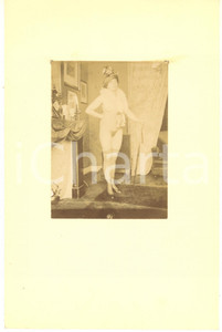 1900 ca VINTAGE EROTIC BOUDOIR Nude woman with hat and walking stick - Photo Fotografia originale d'epoca, montata su cartoncino morbido.FORMATO: 16x25 cm (cartoncino); 9x12 cm (fotografia)CONDIZIONI: G (minimo residuo di colla al lato superiore)    originale e autentica 1