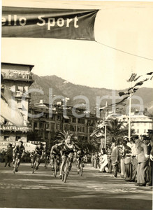 1957 CICLISMO MILANO-SANREMO Il vincitore Miguel POBLET al traguardo *Foto 18x24