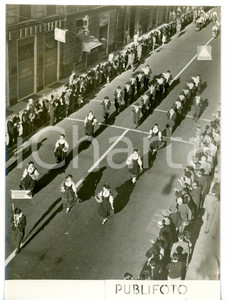 1953 GENOVA Celebrazioni Colombiane - Sfilata costumi LOMBARDIA - CANZO *Foto Fotografia d'epoca con didascalia coeva al verso. CONDIZIONI: G (ma piccoli difetti di stampa)FORMATO: 13x18 cm     originale e autentica 1