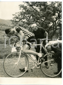 1965 AVELLINO / POTENZA - CICLISMO GIRO D'ITALIA Foratura di Italo ZILIOLI *Foto Fotografia d'epoca con didascalia coeva al verso. CONDIZIONI: G (ma lieve alone diffuso)FORMATO: 18x24 cm     originale e autentica 1