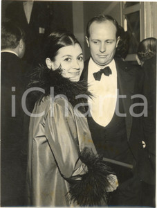 1963 MILANO Teatro alla Scala - Carla FRACCI e Beppe MENEGATTI alla prima *Foto Fotografia d'epoca con didascalia coeva al verso.  CONDIZIONI: FAIR (lieve sovraimpressione e alone centrale) FORMATO: 18x24 cm     originale e autentica 1