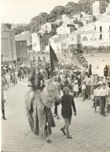 1955 ca AREA DI PALERMO Corteo in costume medievale (1) Foto 13x18 cm Fotografia d'epoca. CONDIZIONI: FAIR (piegatura al margine inferiore; lievi difetti di stampa)FORMATO: 13x18 cm     originale e autentica 1