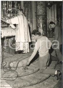 1956 CICLISMO GIRO D'ITALIA LIVORNO Aldo MOSER serve Messa *Foto 13x18 cm Fotografia d'epoca, con didascalia coeva. CONDIZIONI: G (ma lieve sovraimpressione circolare)FORMATO: 13x18 cm    originale e autentica 1