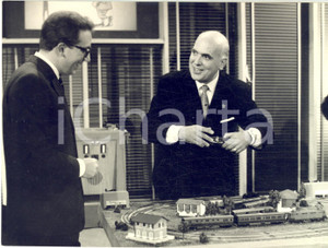 1958 MILANO LASCIA O RADDOPPIA Mike BONGIORNO e Gino BECHI con pista trenini Fotografia d'epoca con didascalia coeva.  CONDIZIONI: GFORMATO: 18x13 cm     originale e autentica 1