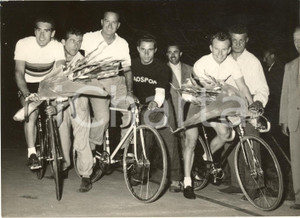 1954 CICLISMO ROMA APPIO Giro d'onore per Guido MESSINA e Leandro FAGGIN *Foto Fotografia d'epoca con didascalia coeva.  CONDIZIONI: FAIR (sovraimpressione circolare; ondulature al margine superiore) FORMATO:  18x13 cm     originale e autentica 1