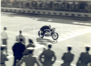 1962 MONZA MOTOCICLISMO GP delle Nazioni Classe 250 cc. - Jim REDMAN su HONDA  Fotografia d'epoca con didascalia coeva al verso.   CONDIZIONI: fair (difetti di stampa) FORMATO: 18x13 cm     originale e autentica 1