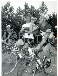 1961 CICLISMO GIRO D'ITALIA Vicenza-Trieste - Rik VAN LOOY beve COCA-COLA *Foto Fotografia d'epoca con didascalia coeva al verso. CONDIZIONI: G (ma piccole piegature agli angoli)FORMATO: 13x18 cm     originale e autentica 1