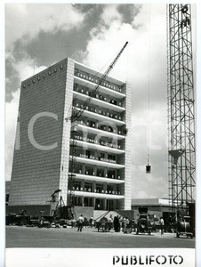 1958 NAPOLI 1^ Fiera della Casa - Edificio della mostra in allestimento *Foto  Fotografia d'epoca con didascalia coeva al verso. CONDIZIONI: GFORMATO: 13x18 cm     originale e autentica 1