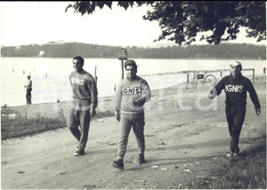 1960 COMERIO BOXE Duilio LOI in allenamento per incontro con Carlos ORTIZ *Foto  Fotografia d'epoca, con didascalia coeva al verso.  CONDIZIONI: FAIR (lieve sovraimpressione del timbro) FORMATO: 18x13 cm    originale e autentica 1
