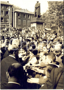 1961 FRANCE Charles DE GAULLE dans la foule d'un village - Photo 18x13 cm