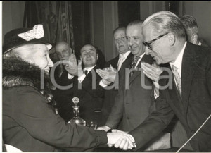 1955 MILANO Presidente Giovanni GRONCHI premia i cittadini benemeriti *Foto  Fotografia d'epoca con didascalia coeva al verso.Nella foto &egrave; ritratta Bice Beati.   CONDIZIONI: FAIR (difetti di stampa)FORMATO: 18x13 cm     originale e autentica 1