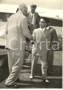 1953 ROMA CIAMPINO Arrivo del re Husayn di GIORDANIA - Foto 13x18 cm Fotografia d'epoca, con didascalia coeva al verso. CONDIZIONI: POOR (strappo di circa 1 cm al lato destro)      originale e autentica 1
