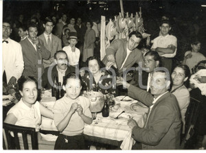 1953 ROMA Festa di San Giovanni al quartiere APPIO LATINO - Cena all'aperto  Fotografia d'epoca con didascalia coeva.   CONDIZIONI: FAIR (ondulature al margine superiore; piccole sovraimpressioni circolari) FORMATO: 18x13 cm     originale e autentica 1