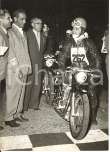 1956 MOTOCICLISMO MILANO-TARANTO Partenza di Bruno FRANCISCI su GILERA 500 *Foto  Fotografia d'epoca con didascalia coeva al verso.   CONDIZIONI: FAIR (sovraimpressione al lato destro) FORMATO: 13x18 cm     originale e autentica 1