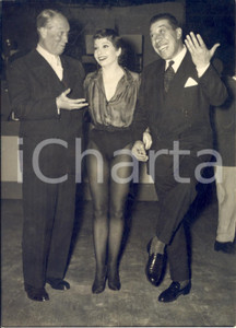 1957 PARIS ALHAMBRA - Maurice CHEVALIER avec Zizi JEANMAIRE et FERNANDEL *Photo Fotografia d'epoca con didascalia coeva al verso. CONDIZIONI: GFORMATO: 13x18 cm     originale e autentica 1