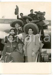 1956 PARIS Luis MARIANO riceve gruppo folcloristico di mariachi messicani *Foto