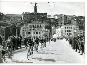 1955 ca CICLISMO GIRO D'ITALIA VENTIMIGLIA Corridori al passaggio sul ponte FOTO