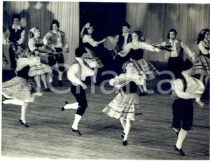 1966 MILANO TEATRO ALLA SCALA Balletto - Igor MOISEEV in una tarantella *Foto Fotografia d'epoca con didascalia coeva. CONDIZIONI: POOR (vasta piegatura all'angolo inferiore destro) FORMATO: 24x18 cm    originale e autentica 1